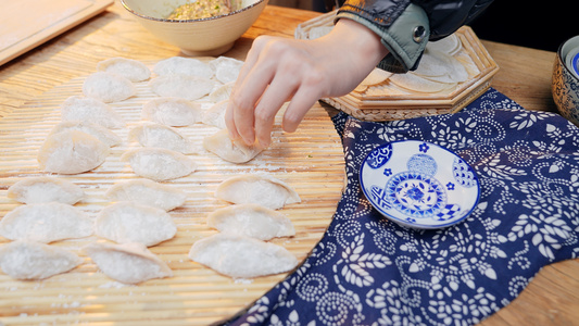 过年制作美味的饺子视频