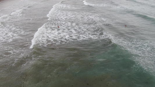 俯拍海浪浪花礁石沙滩视频