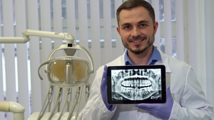 牙医展示平板电脑上的人牙X光片8秒视频