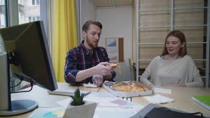 男女在工作场所吃比萨饼23秒视频