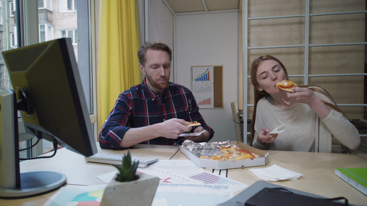 男女在工作场所吃比萨饼视频