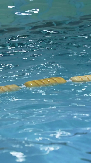 泳池里的波光游泳池12秒视频