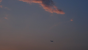夕阳的飞机54秒视频