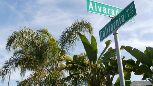 加利福尼亚在十字路口的街道路标。在十字路口路标上刻字，是夏季旅行和假期的象征。美国旅游胜地。洛杉矶附近城市名牌视频
