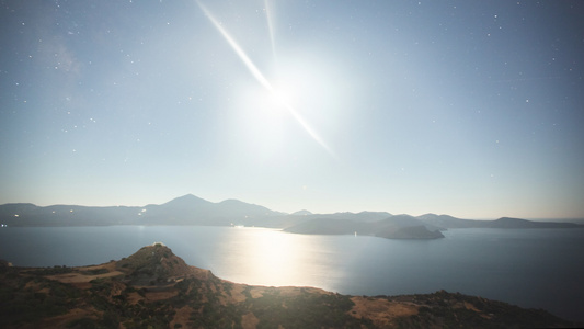 月亮下降，超延时，水，夜间延时，海洋，银河延时，星系，月亮延时，月亮，光，空间，月光，时间，天空，黑暗，景观，视频