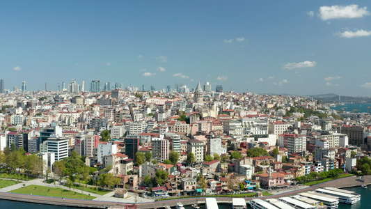 Beyoglu，伊斯坦布尔在博斯普鲁斯海峡水边建立美丽清澈的蓝天和加拉塔塔，慢速空中滑梯 4K视频