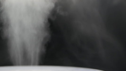 超声波加湿器的白色蒸汽。来自扩散器的蒸汽，用于空气保湿。循环播放无尽的烟雾视频以检测家里的湿度。空气的保湿剂和视频