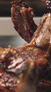 烤好的羊排细节展示以及用手撕开羊排的过程特色烧烤视频