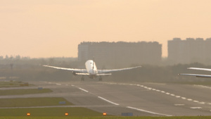 搭乘飞机飞入夜空中17秒视频