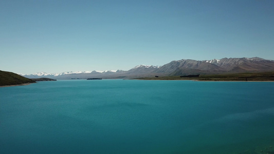 在Tekapo湖附近横穿约翰山的空中视频