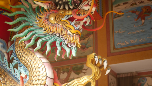 龙的宗教五颜六色的雕塑。用装饰品装饰的中国传统风格的神社。艺术建筑，佛教艺术品壮观的寺庙在泰国。东方文化中的神视频
