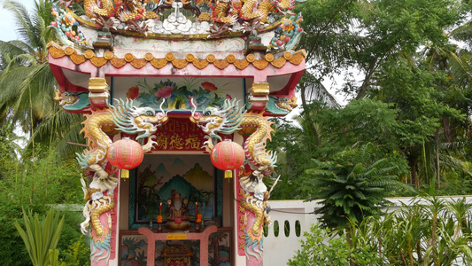 龙的宗教五颜六色的雕塑。用装饰品装饰的传统风格的神社。艺术建筑，佛教艺术品壮观的寺庙在泰国。东方文化中的神视频