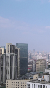 航拍晴朗天空蓝天白云城市天际线素材城市素材视频