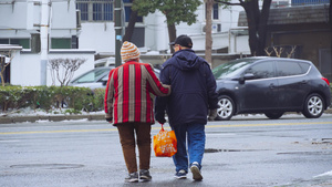 4K实拍老年退休生活老年夫妻俩背影晚年生活13秒视频