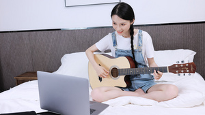 女青年在房间里自学弹吉他21秒视频