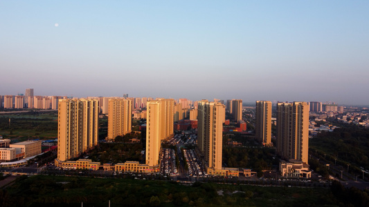 济南城市风景早晨的阳光照到楼房建筑上视频