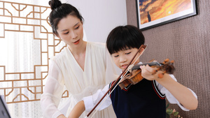 女性家教老师小提琴教育教学25秒视频