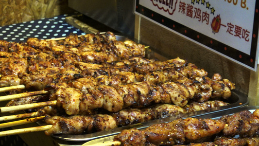 鳄鱼肉鸡肉烧烤在亚洲街头市场异国食品中视频