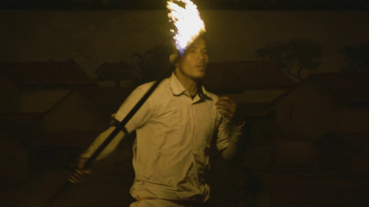 篝火舞蹈晚会玩火人尼泊尔村落部落升格旅游视频