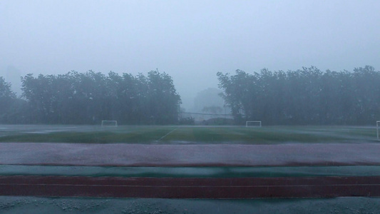 操场上的暴雨视频