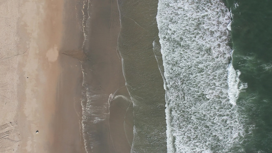 航拍波涛汹涌的海岸视频