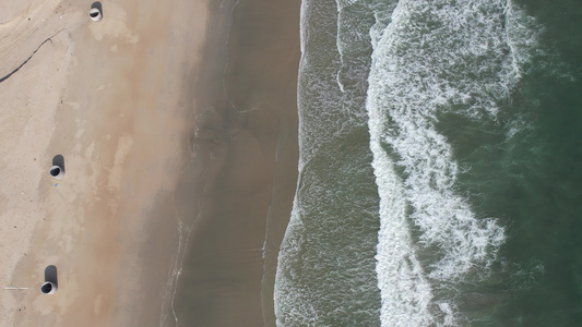 航拍波涛汹涌的海岸视频