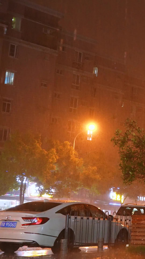 慢镜头升格拍摄素材城市天气雨天夜景暴雨街景灯光慢动作57秒视频