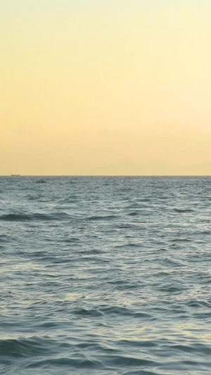 夕阳下的摩托艇海上摩托艇8秒视频