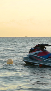 夕阳下的摩托艇海上运动视频