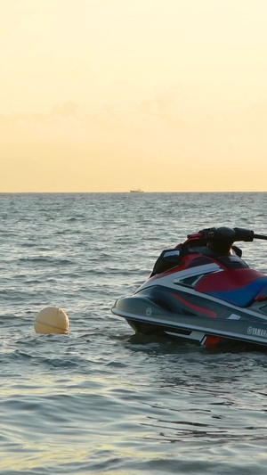 夕阳下的摩托艇海上运动8秒视频