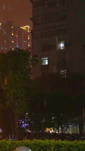 慢镜头升格拍摄素材城市天气雨天夜景暴雨街景灯光慢动作视频