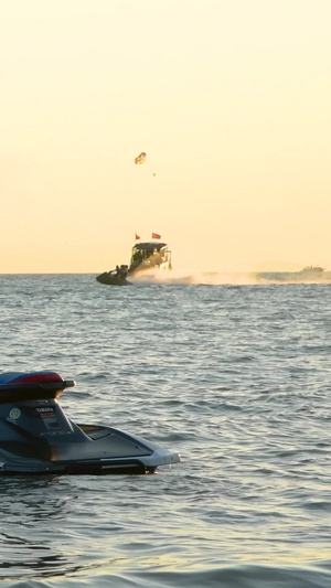 夕阳下的摩托艇海上娱乐项目8秒视频