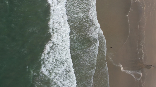 航拍波涛汹涌的海岸视频