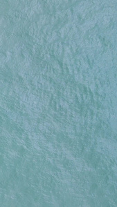 海南万宁日月湾练习冲浪的少年航拍冲浪少年视频