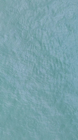 海南万宁日月湾练习冲浪的少年航拍冲浪少年55秒视频