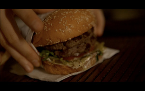 吃美式汉堡的细节特写8秒视频