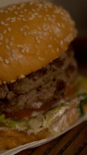 吃美式汉堡的细节特写电影画面8秒视频