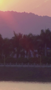 夕阳黄昏倒影波光粼粼的湖面游乐场摩天轮视频
