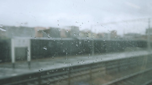 阴雨天气站台上的集装箱货运火车12秒视频