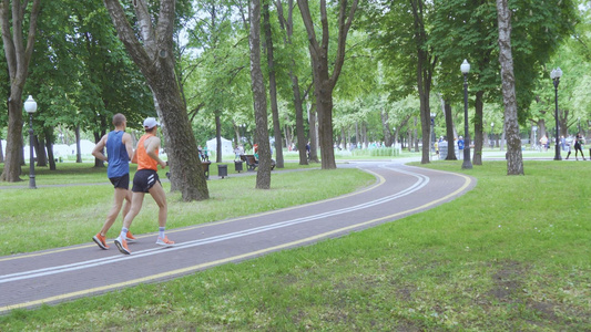 公园里慢跑健身的人视频