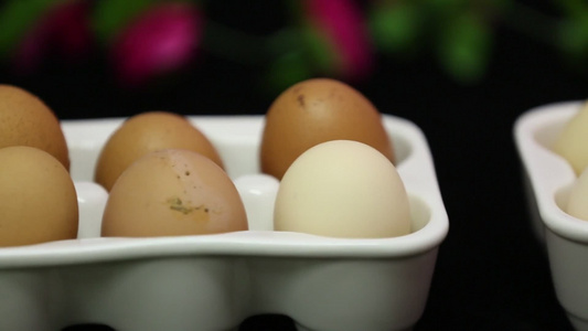 一盘鸡蛋放入冰箱 视频