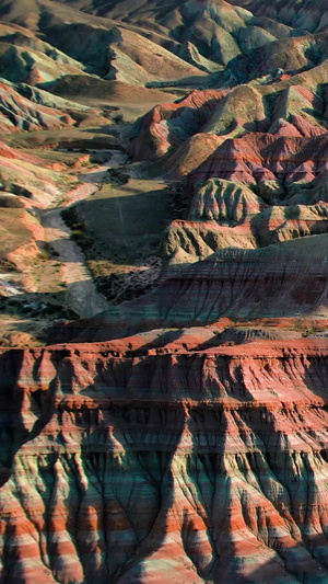 航拍雄伟壮观的新疆硫磺沟彩色丹霞地质地貌视频旅游目的地44秒视频