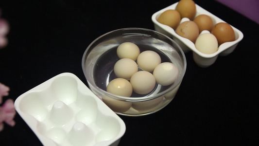 用水清洗鸡蛋壳 视频