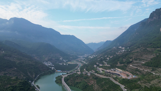 航拍中国最美水上公路湖北新山 视频