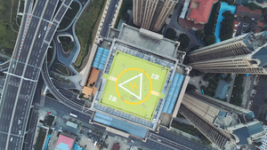 航拍风光城市金融中心写字楼楼顶的商用直升机停机坪素材99秒视频