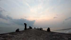 混凝土桥背景海海浪和燕子与日出在早晨飞翔18秒视频