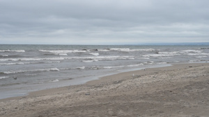 海浪在风天的沙滩上冲浪59秒视频