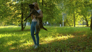 美丽的女孩和狗在公园里33秒视频
