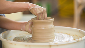 手工制作陶器慢动作视频35秒视频