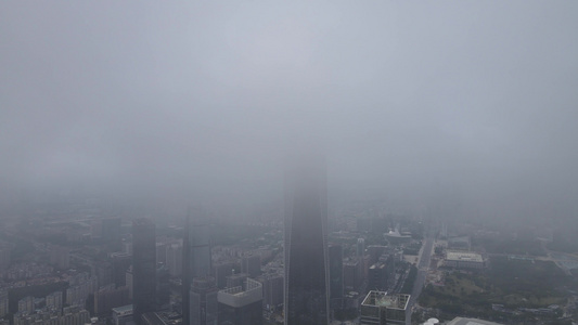 雨雾中的城市视频